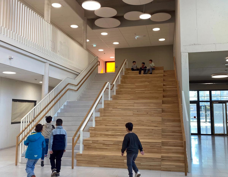 Sitztreppe im Foyer der GS Westercelle